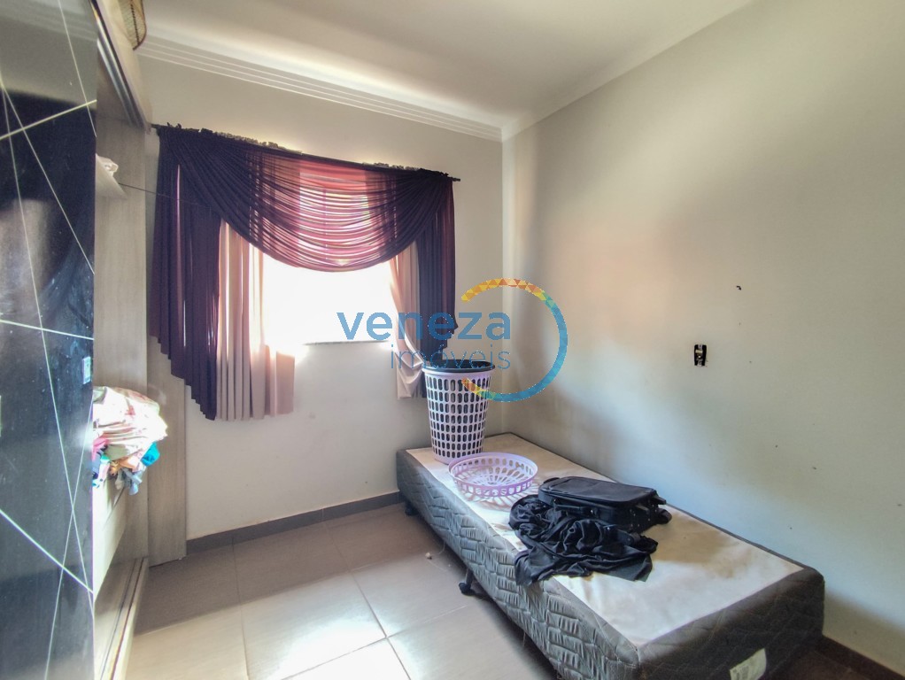 Casa Residencial à venda no bairro Conjunto Liberdade de Londrina com 194m<sup>2</sup> útil, 5 quartos, 3 vagas de garagem