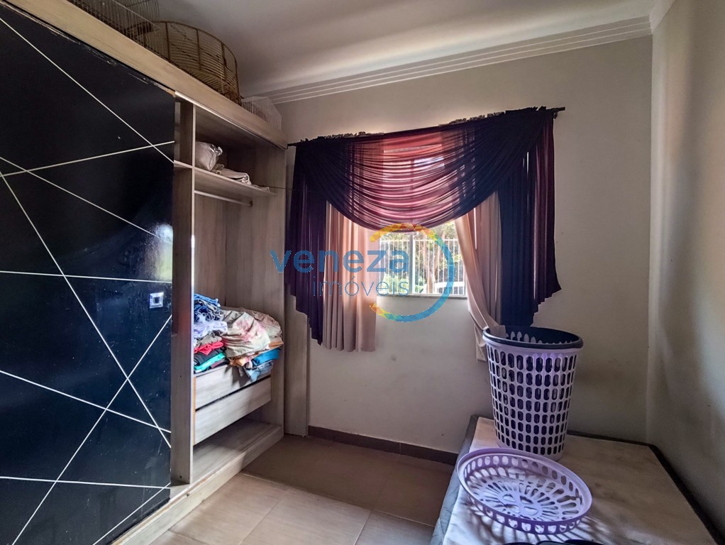 Casa Residencial à venda no bairro Conjunto Liberdade de Londrina com 194m<sup>2</sup> útil, 5 quartos, 3 vagas de garagem