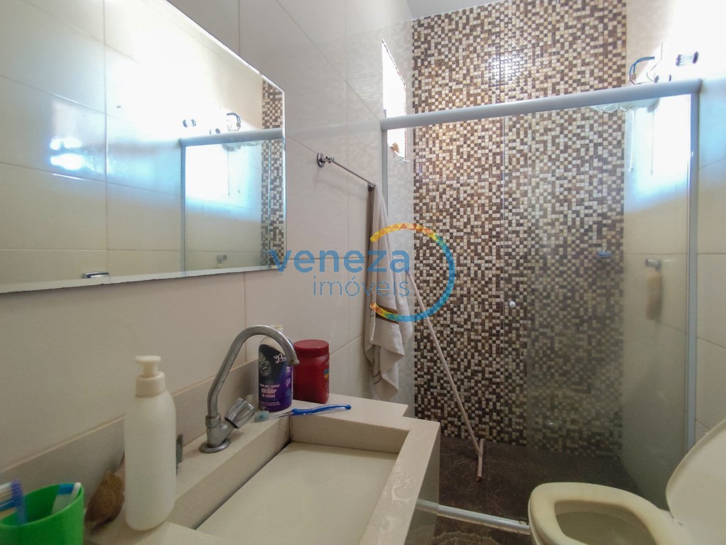 Casa Residencial à venda no bairro Conjunto Liberdade de Londrina com 194m<sup>2</sup> útil, 5 quartos, 3 vagas de garagem