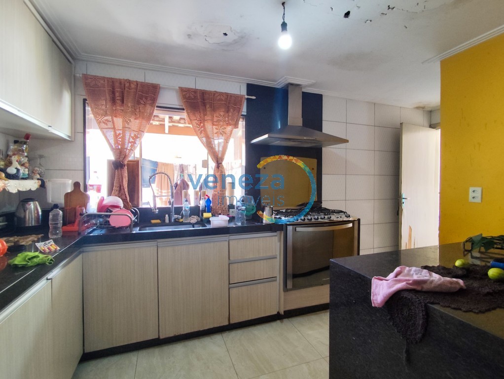 Casa Residencial à venda no bairro Conjunto Liberdade de Londrina com 194m<sup>2</sup> útil, 5 quartos, 3 vagas de garagem