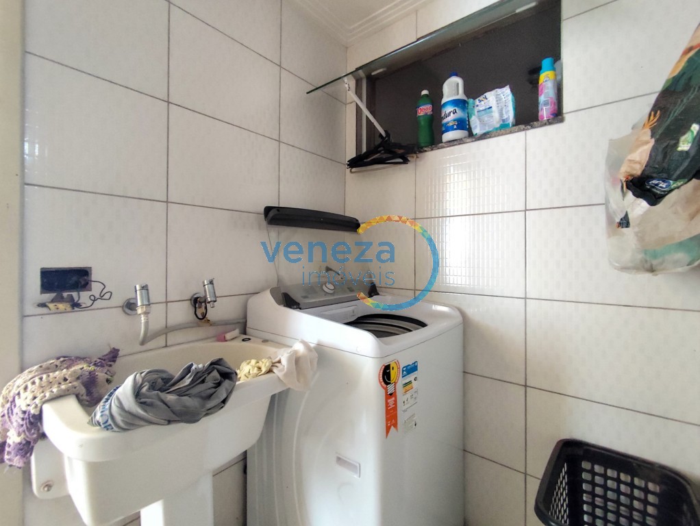 Casa Residencial à venda no bairro Conjunto Liberdade de Londrina com 194m<sup>2</sup> útil, 5 quartos, 3 vagas de garagem