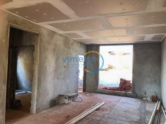 Casa Residencial à venda no bairro Planalto de Londrina com 102.15m<sup>2</sup> útil, 3 quartos, 2 vagas de garagem