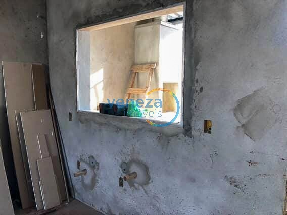 Casa Residencial à venda no bairro Planalto de Londrina com 102.15m<sup>2</sup> útil, 3 quartos, 2 vagas de garagem