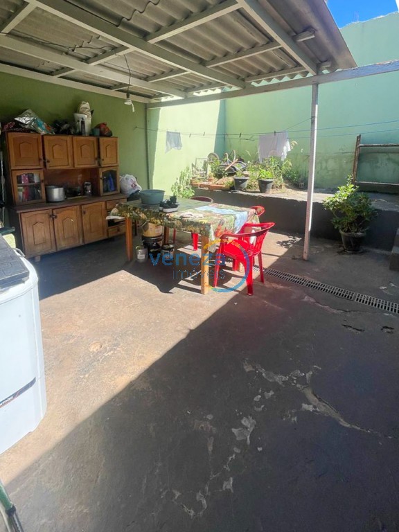 Casa Residencial à venda no bairro Maria Cecilia de Londrina com 79.32m<sup>2</sup> útil, 3 quartos, 3 vagas de garagem