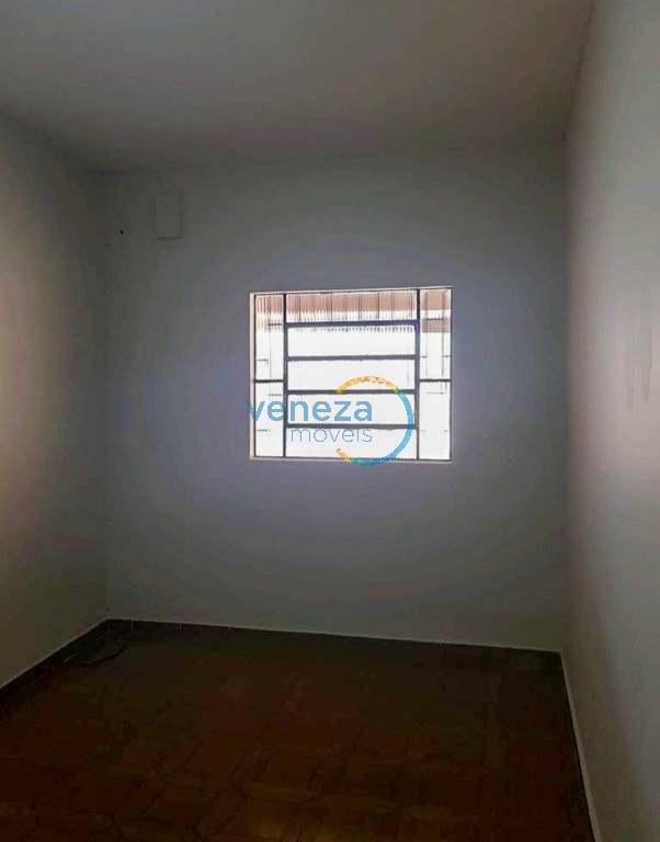 Casa Residencial à venda no bairro Caravelle de Londrina com 83.85m<sup>2</sup> útil, 2 quartos, 1 vaga de garagem