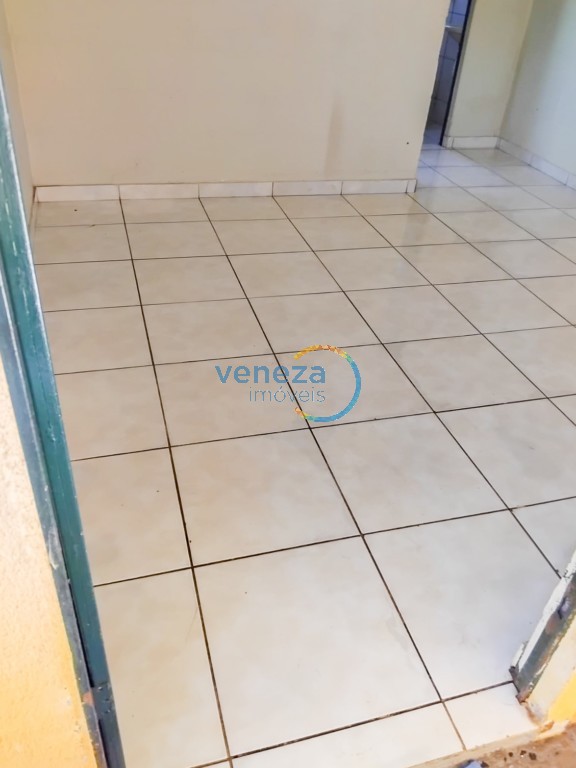 Casa Residencial à venda no bairro Farid Libos de Londrina com 30m<sup>2</sup> útil, 1 quarto, 3 vagas de garagem