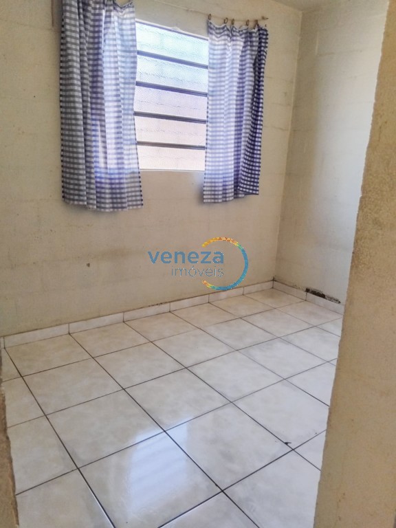 Casa Residencial à venda no bairro Farid Libos de Londrina com 30m<sup>2</sup> útil, 1 quarto, 3 vagas de garagem