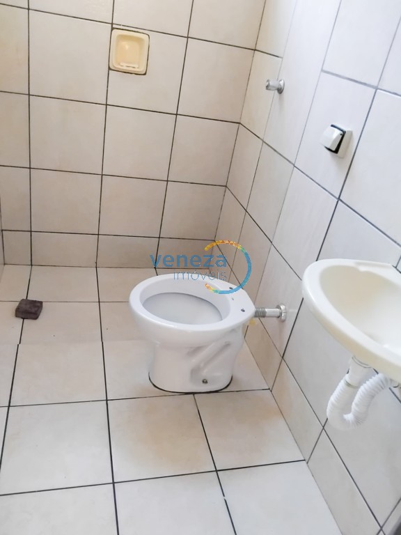 Casa Residencial à venda no bairro Farid Libos de Londrina com 30m<sup>2</sup> útil, 1 quarto, 3 vagas de garagem