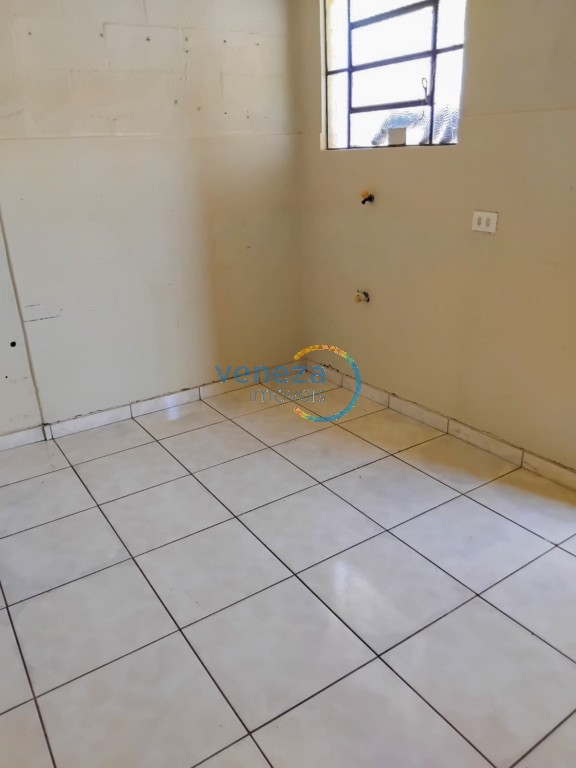 Casa Residencial à venda no bairro Farid Libos de Londrina com 30m<sup>2</sup> útil, 1 quarto, 3 vagas de garagem