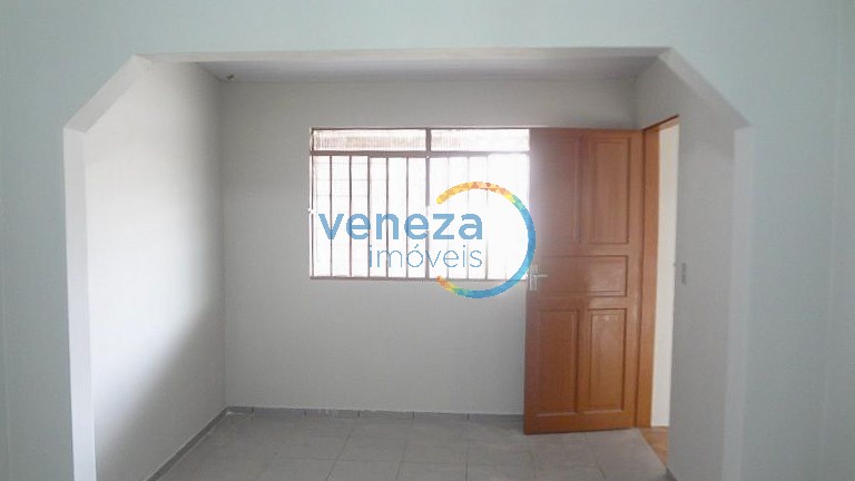 Casa Residencial à venda no bairro Waldemar Hauer de Londrina com 84m<sup>2</sup> útil, 2 quartos, 1 vaga de garagem