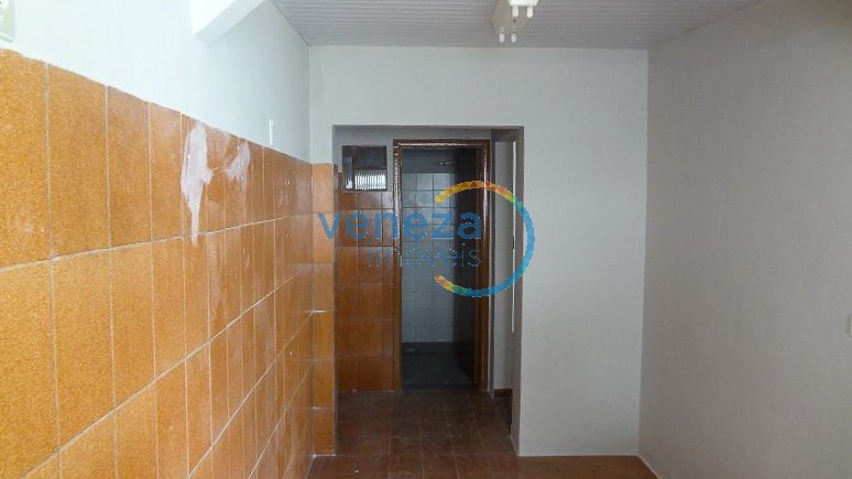 Casa Residencial à venda no bairro Waldemar Hauer de Londrina com 84m<sup>2</sup> útil, 2 quartos, 1 vaga de garagem