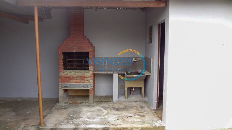 Casa Residencial à venda no bairro Waldemar Hauer de Londrina com 84m<sup>2</sup> útil, 2 quartos, 1 vaga de garagem