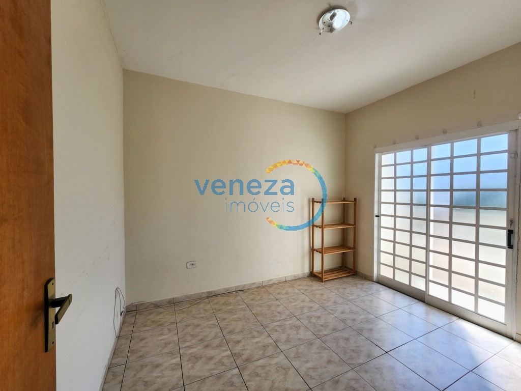 Casa Residencial à venda no bairro Oriente de Londrina com 122m<sup>2</sup> útil, 3 quartos, 2 vagas de garagem