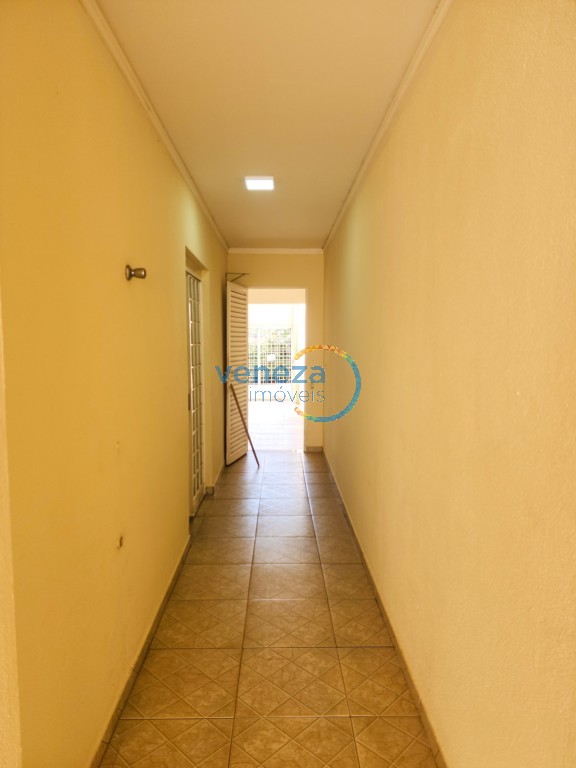 Casa Residencial à venda no bairro Oriente de Londrina com 122m<sup>2</sup> útil, 3 quartos, 2 vagas de garagem