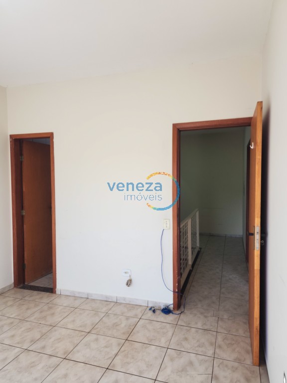 Casa Residencial à venda no bairro Oriente de Londrina com 122m<sup>2</sup> útil, 3 quartos, 2 vagas de garagem