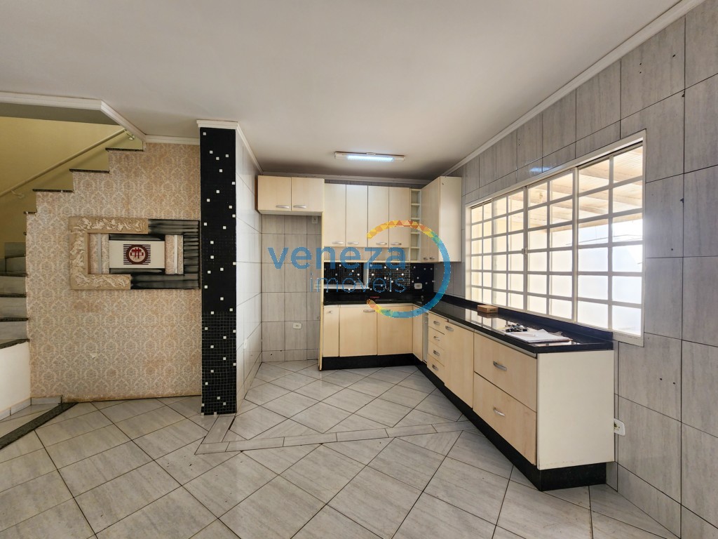 Casa Residencial à venda no bairro Oriente de Londrina com 122m<sup>2</sup> útil, 3 quartos, 2 vagas de garagem