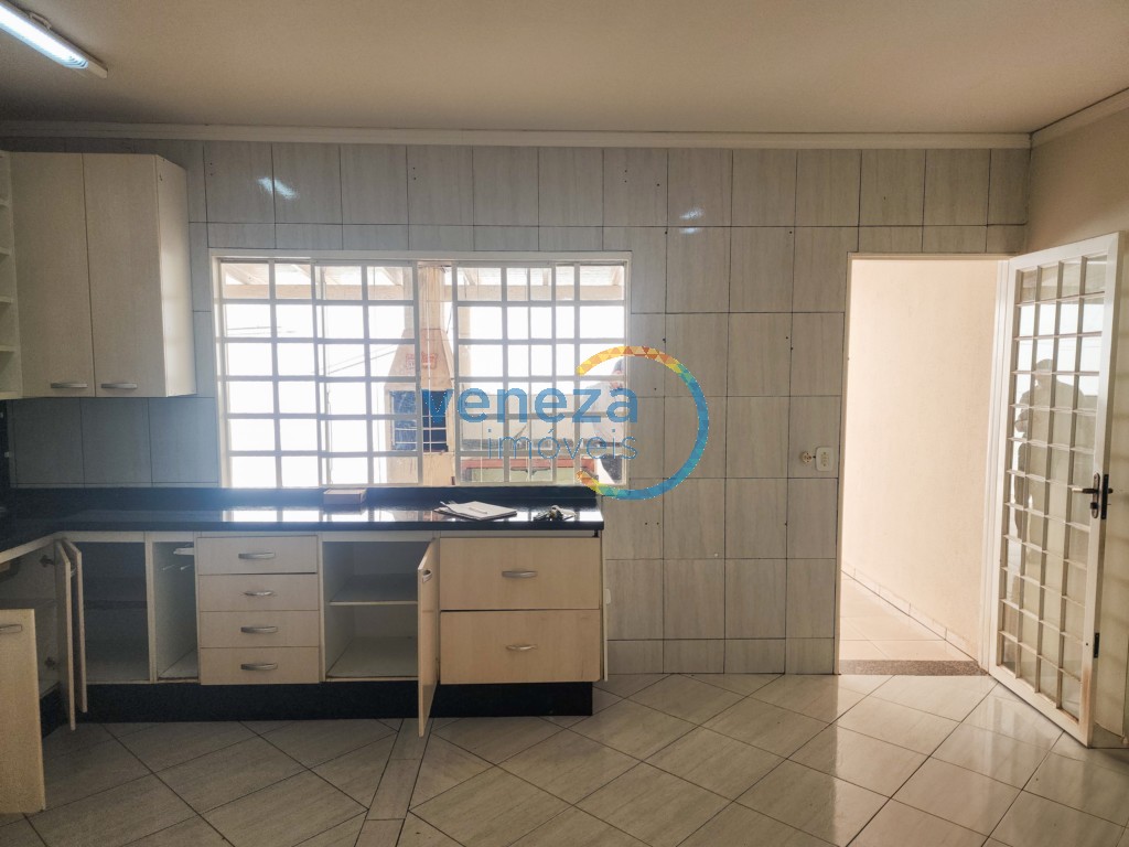 Casa Residencial à venda no bairro Oriente de Londrina com 122m<sup>2</sup> útil, 3 quartos, 2 vagas de garagem