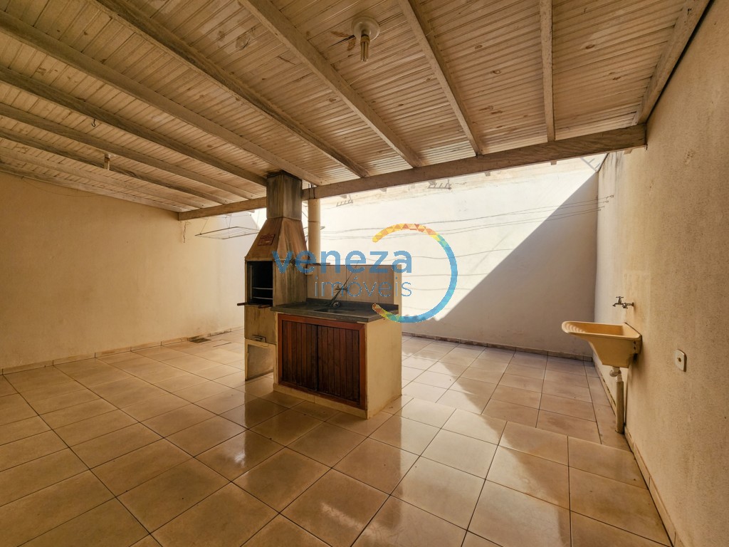 Casa Residencial à venda no bairro Oriente de Londrina com 122m<sup>2</sup> útil, 3 quartos, 2 vagas de garagem