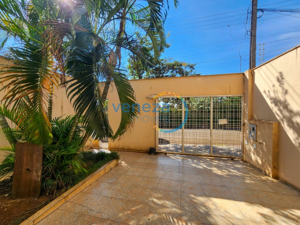 Casa Residencial à venda no bairro Oriente de Londrina com 122m<sup>2</sup> útil, 3 quartos, 2 vagas de garagem