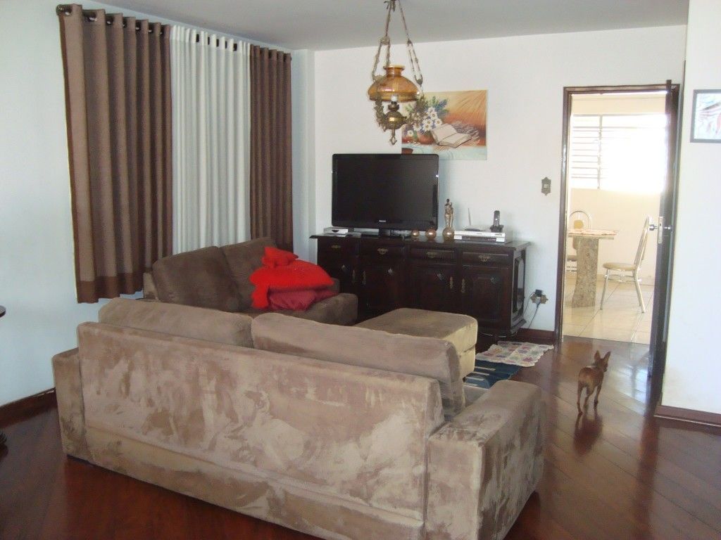 Casa Comercial à venda no bairro San Remo de Londrina com 294m<sup>2</sup> útil, 4 vagas de garagem