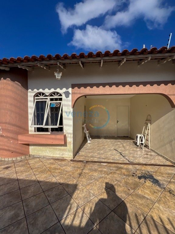 Casa Residencial à venda no bairro Veneza de Londrina com 130m<sup>2</sup> útil, 2 quartos, 1 vaga de garagem