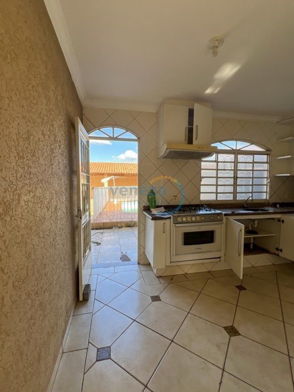 Casa Residencial à venda no bairro Veneza de Londrina com 130m<sup>2</sup> útil, 2 quartos, 1 vaga de garagem