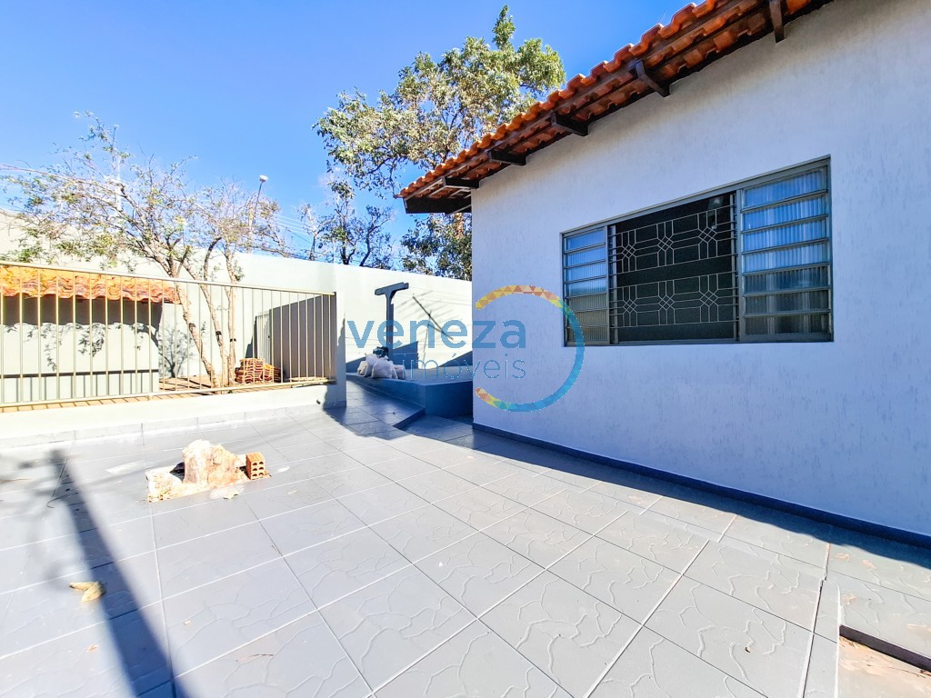 Casa Residencial à venda no bairro Albatroz de Londrina com 105m<sup>2</sup> útil, 3 quartos, 3 vagas de garagem