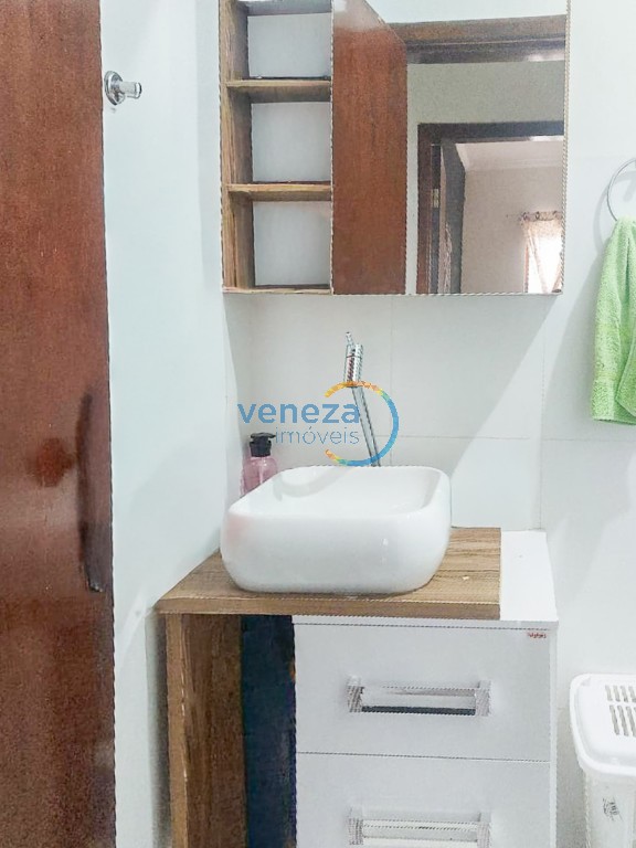 Casa Residencial à venda no bairro Perola de Londrina com 60m<sup>2</sup> útil, 3 quartos, 2 vagas de garagem