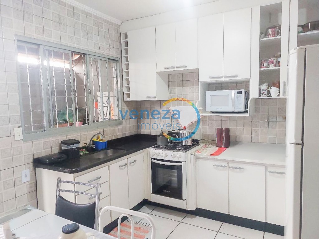 Casa Residencial à venda no bairro Perola de Londrina com 60m<sup>2</sup> útil, 3 quartos, 2 vagas de garagem