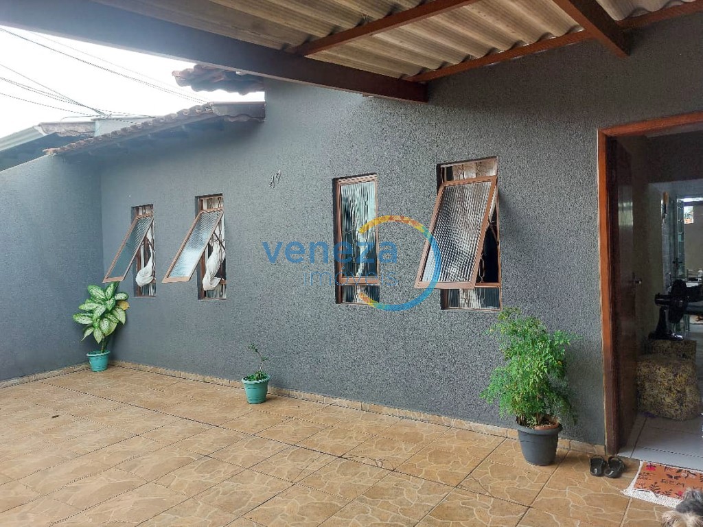 Casa Residencial à venda no bairro Perola de Londrina com 60m<sup>2</sup> útil, 3 quartos, 2 vagas de garagem