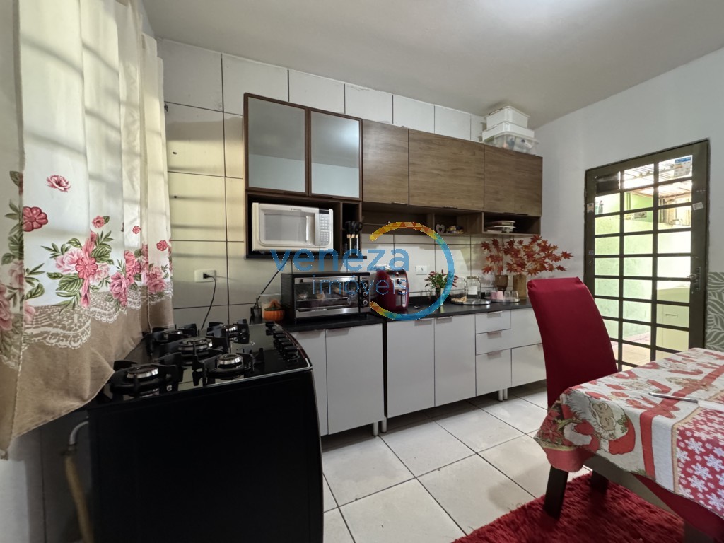 Casa Residencial à venda no bairro Jardim Bela Italia de Londrina com 88.32m<sup>2</sup> útil, 2 quartos, 1 vaga de garagem