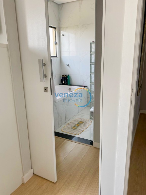 Casa Residencial à venda no bairro Lon Rita de Londrina com 226.8m<sup>2</sup> útil, 4 quartos, 5 vagas de garagem