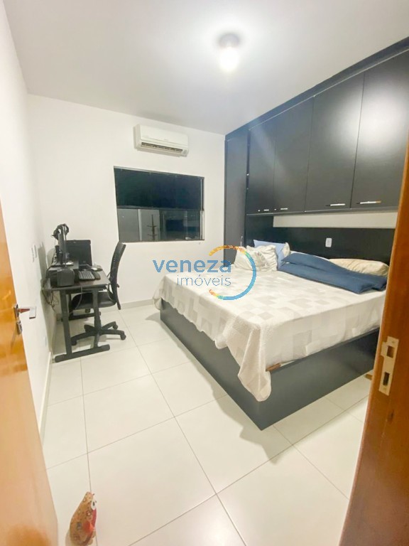 Casa Residencial à venda no bairro Lon Rita de Londrina com 226.8m<sup>2</sup> útil, 4 quartos, 5 vagas de garagem