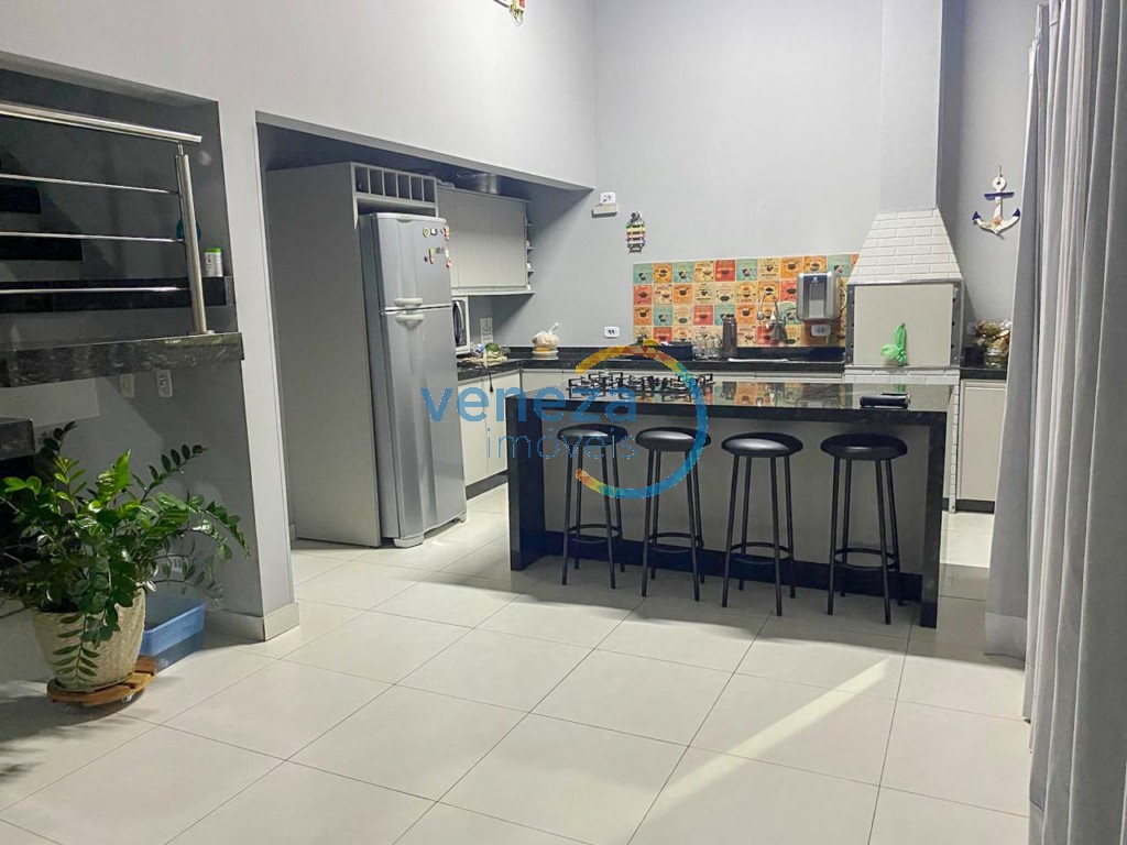 Casa Residencial à venda no bairro Lon Rita de Londrina com 226.8m<sup>2</sup> útil, 4 quartos, 5 vagas de garagem