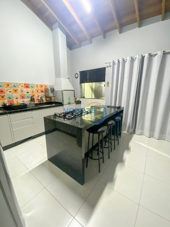 Casa Residencial à venda no bairro Lon Rita de Londrina com 226.8m<sup>2</sup> útil, 4 quartos, 5 vagas de garagem