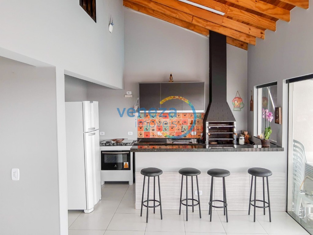 Casa Residencial à venda no bairro Lon Rita de Londrina com 226.8m<sup>2</sup> útil, 4 quartos, 5 vagas de garagem