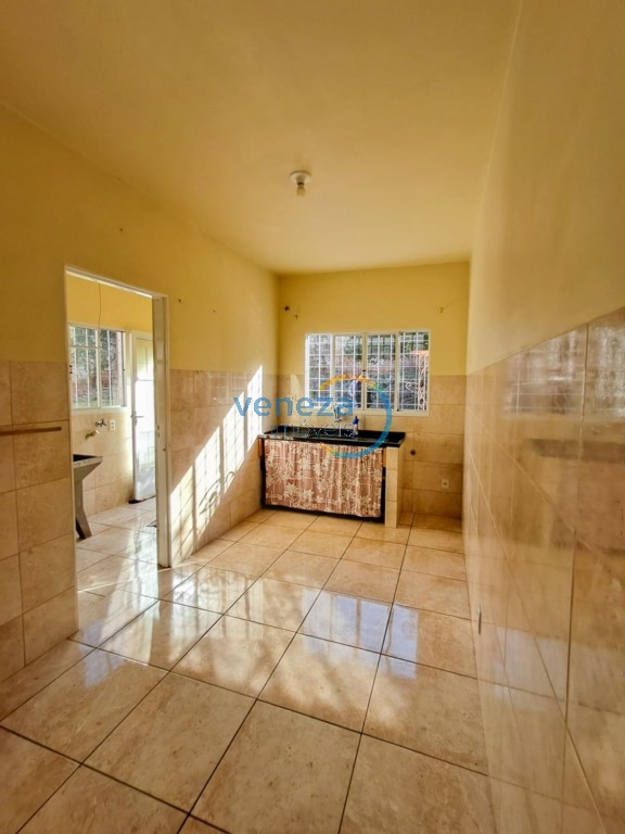 Casa Residencial à venda no bairro Colina Verde de Londrina com 164m<sup>2</sup> útil, 2 quartos, 4 vagas de garagem