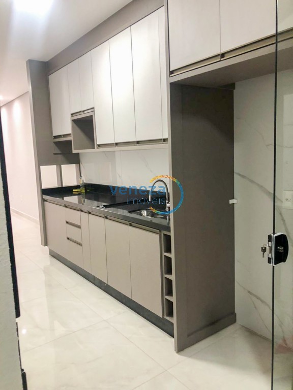 Casa Residencial à venda no bairro Bandeirantes de Londrina com 100m<sup>2</sup> útil, 3 quartos, 2 vagas de garagem