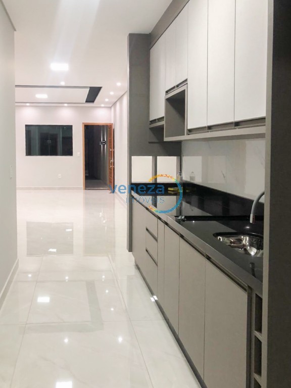 Casa Residencial à venda no bairro Bandeirantes de Londrina com 100m<sup>2</sup> útil, 3 quartos, 2 vagas de garagem