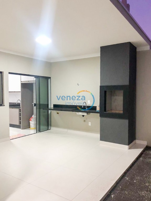 Casa Residencial à venda no bairro Bandeirantes de Londrina com 100m<sup>2</sup> útil, 3 quartos, 2 vagas de garagem