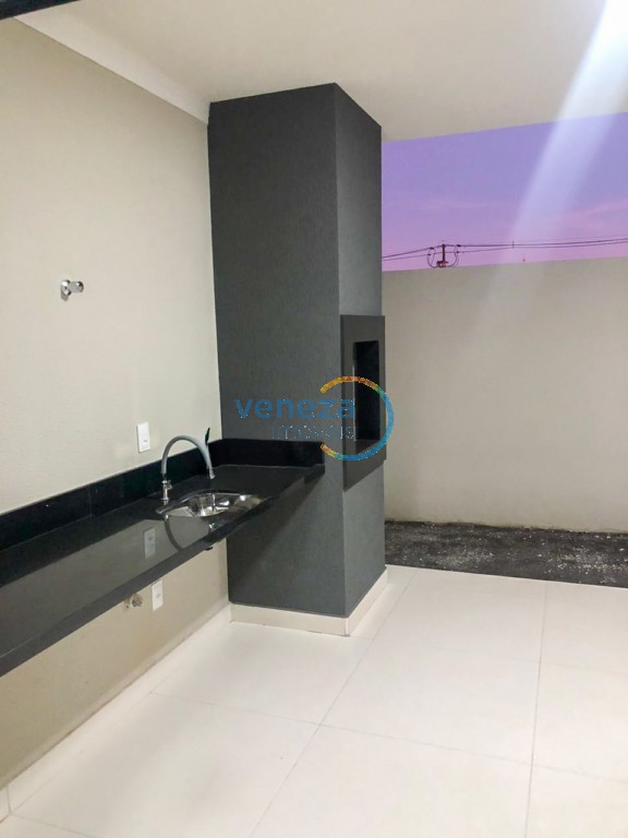 Casa Residencial à venda no bairro Bandeirantes de Londrina com 100m<sup>2</sup> útil, 3 quartos, 2 vagas de garagem