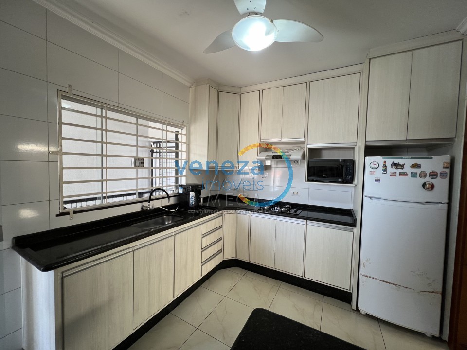 Casa Residencial à venda no bairro Jardim Antonio Semprebom de Ibipora com 214m<sup>2</sup> útil, 3 quartos, 2 vagas de garagem