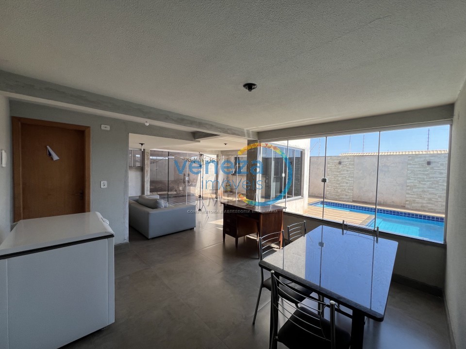 Casa Residencial à venda no bairro Jardim Antonio Semprebom de Ibipora com 214m<sup>2</sup> útil, 3 quartos, 2 vagas de garagem