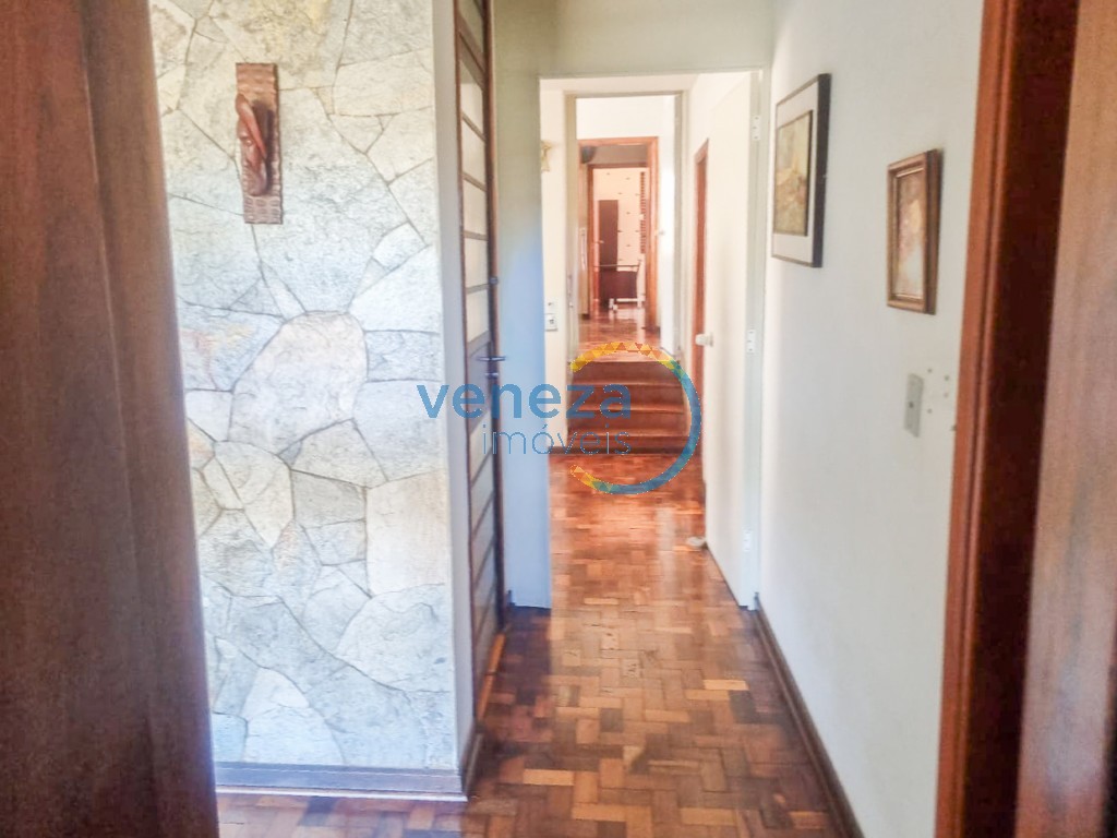 Casa Residencial à venda no bairro Los Angeles de Londrina com 250.1m<sup>2</sup> útil, 4 quartos, 4 vagas de garagem