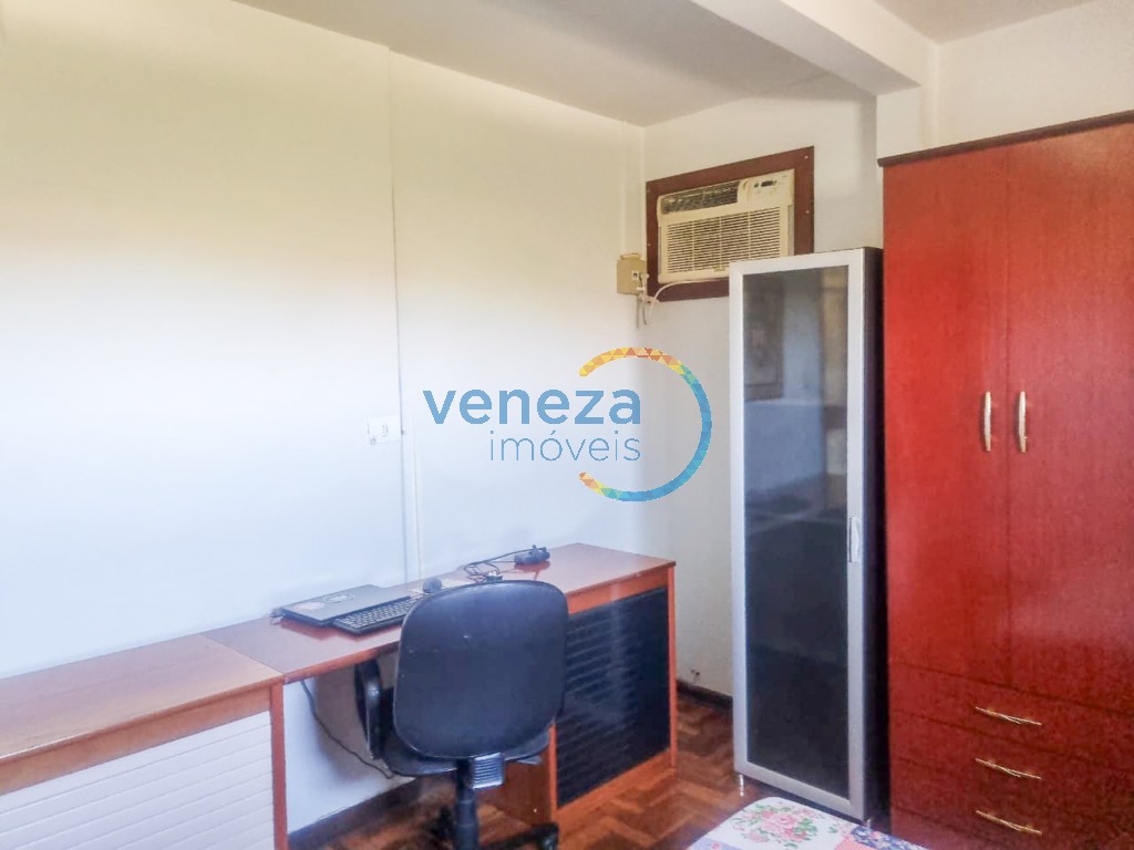 Casa Residencial à venda no bairro Los Angeles de Londrina com 250.1m<sup>2</sup> útil, 4 quartos, 4 vagas de garagem