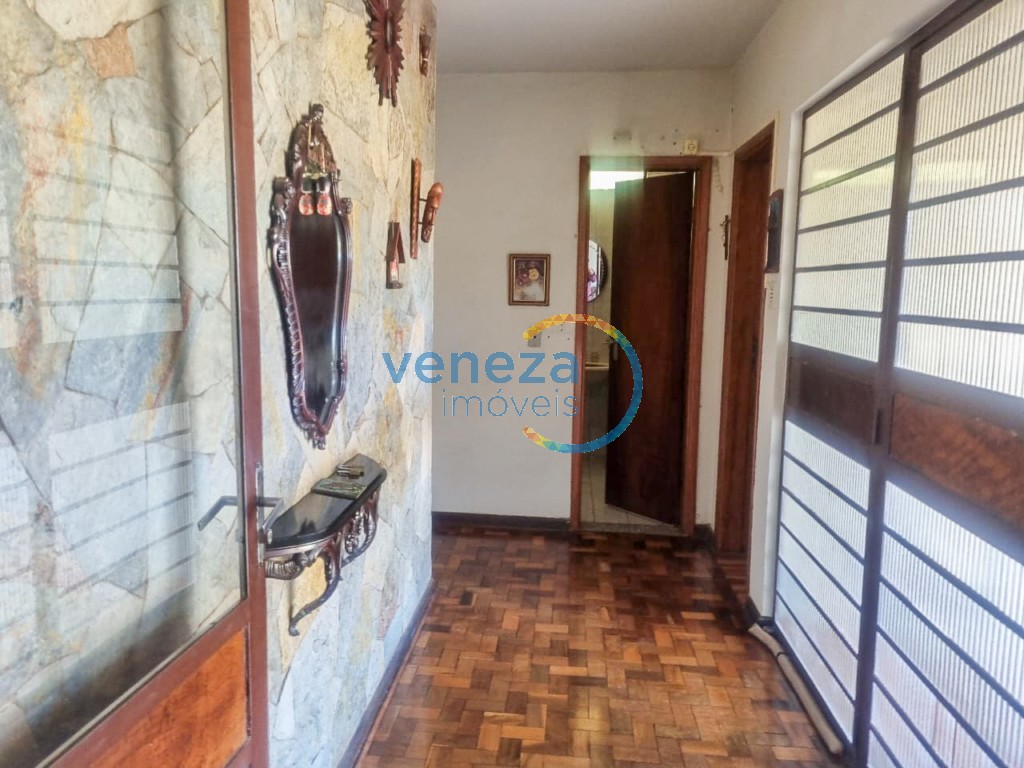 Casa Residencial à venda no bairro Los Angeles de Londrina com 250.1m<sup>2</sup> útil, 4 quartos, 4 vagas de garagem