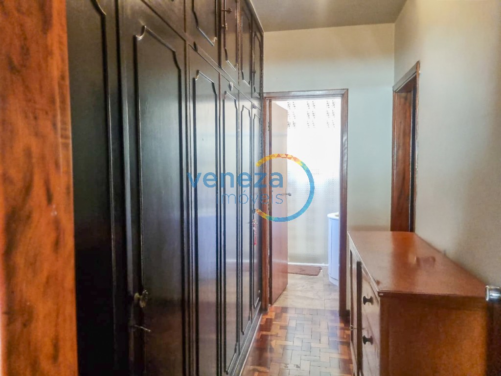 Casa Residencial à venda no bairro Los Angeles de Londrina com 250.1m<sup>2</sup> útil, 4 quartos, 4 vagas de garagem