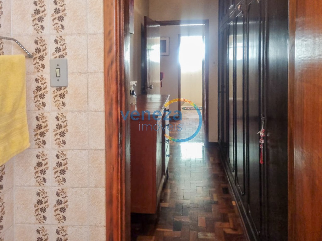 Casa Residencial à venda no bairro Los Angeles de Londrina com 250.1m<sup>2</sup> útil, 4 quartos, 4 vagas de garagem