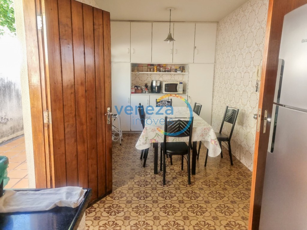 Casa Residencial à venda no bairro Los Angeles de Londrina com 250.1m<sup>2</sup> útil, 4 quartos, 4 vagas de garagem