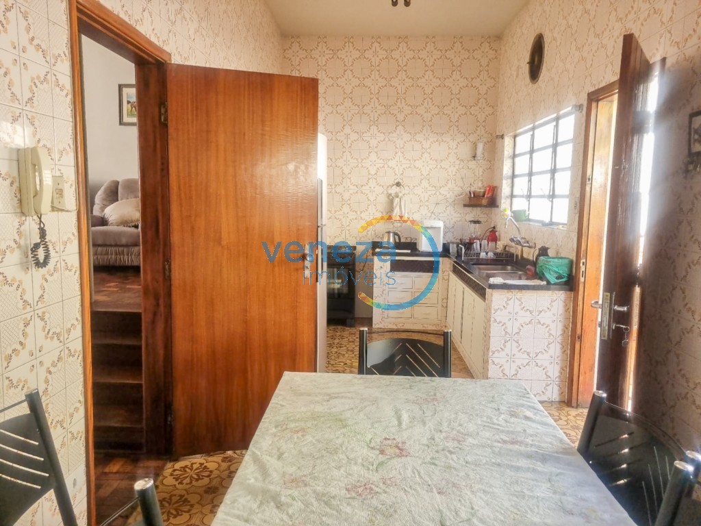 Casa Residencial à venda no bairro Los Angeles de Londrina com 250.1m<sup>2</sup> útil, 4 quartos, 4 vagas de garagem